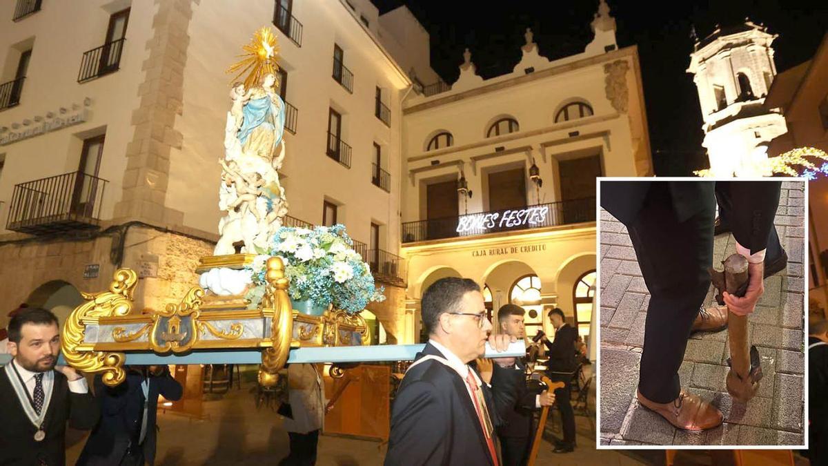 Imagen de la procesión de traslado de la imagen de la Puríssima del Poble hasta la iglesia arciprestal. A la derecha detalle del badajo desprendido de la campana de 'Grossa'.