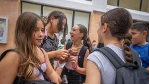 Varias alumnas regresan al instituto tras las vacaciones de verano, en septiembre de 2025