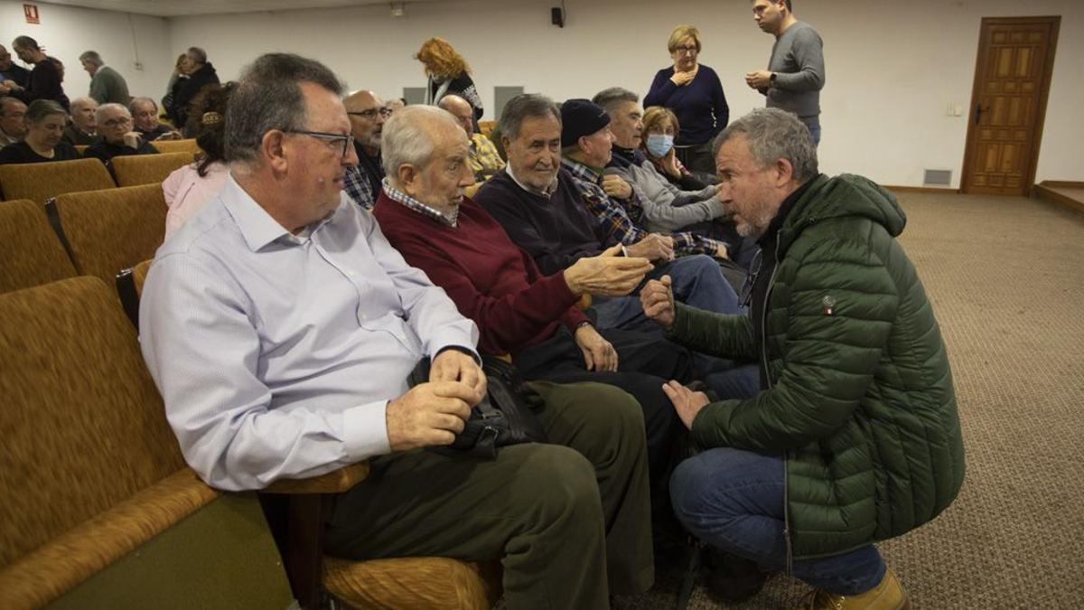 El portavoz de Compromís per Sagunt conversa con el exalcalde Manuel Girona durante la presentación de la Plataforma