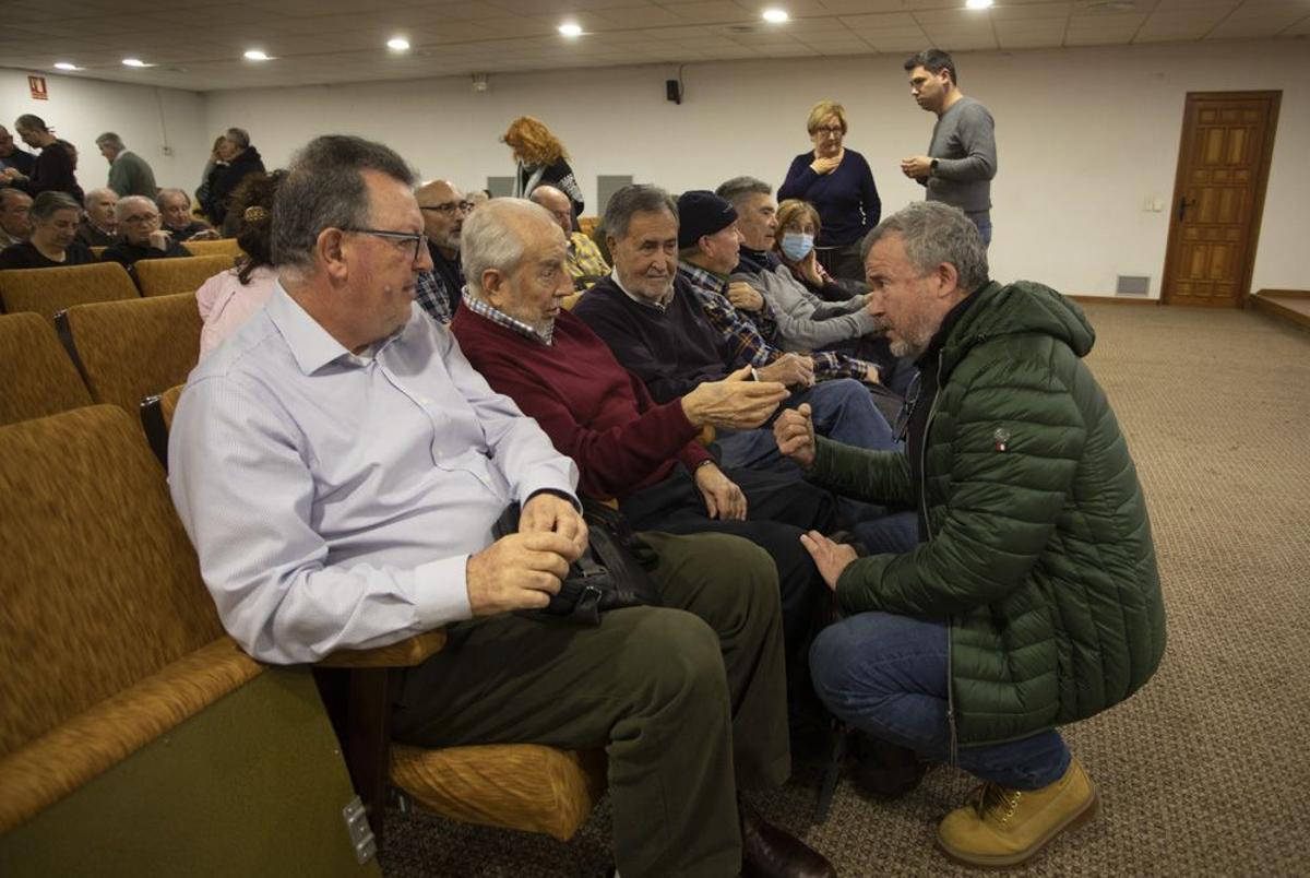 El portavoz de Compromís per Sagunt conversa con el exalcalde Manuel Girona durante la presentación de la Plataforma