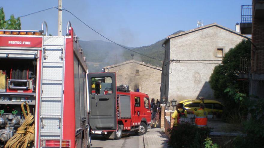 Vehicles dels Bombers, davant de la casa afectada per l&#039;incendi