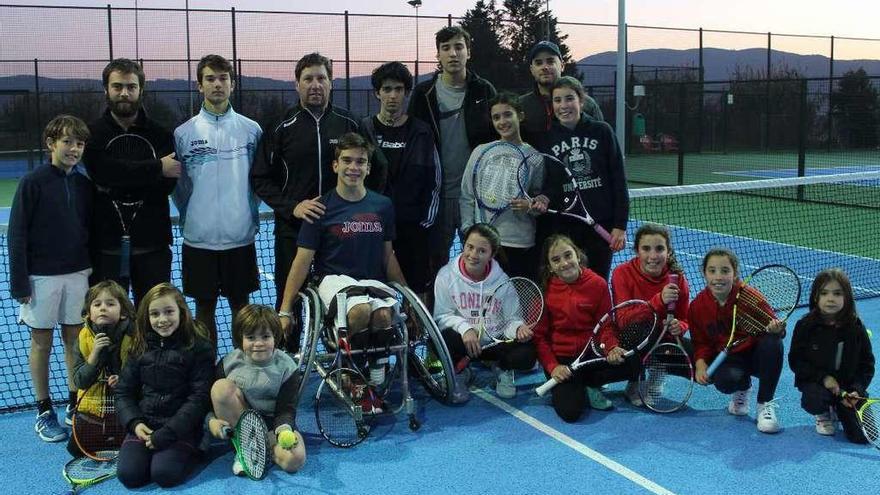 Tomás Currás, cuarto por la izquierda, ayer con algunos de sus jugadores en Los Abetos. // A.O.