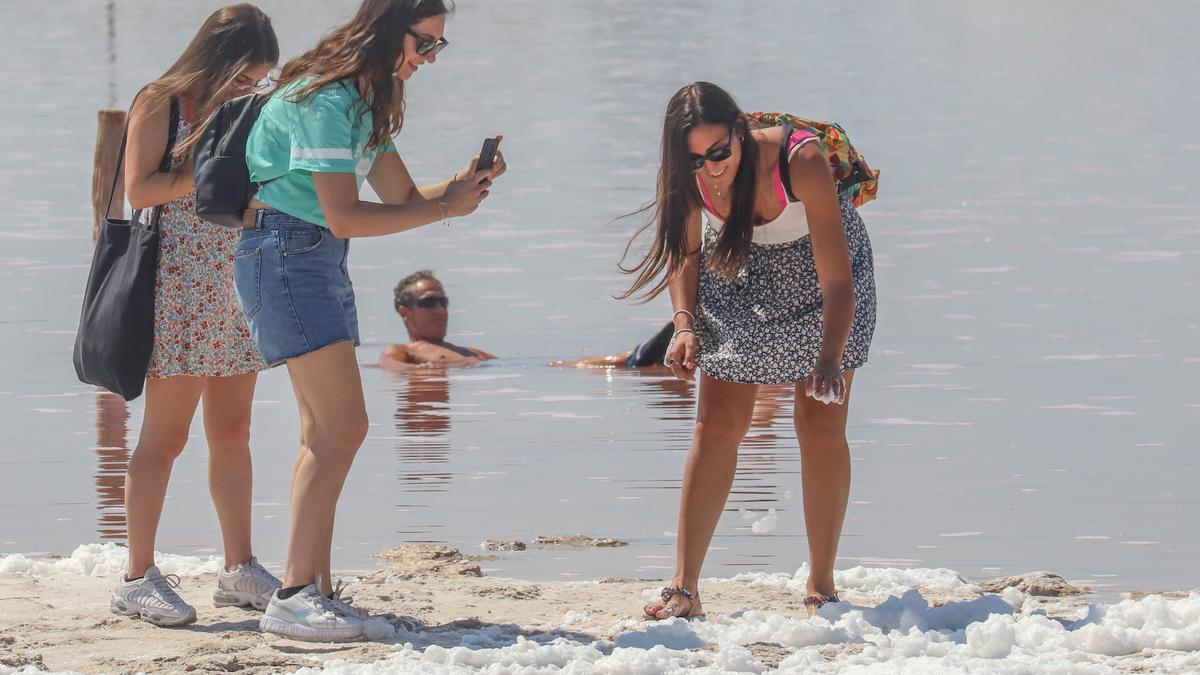 Fotos y baño en la laguna de Torrevieja este mes de agosto