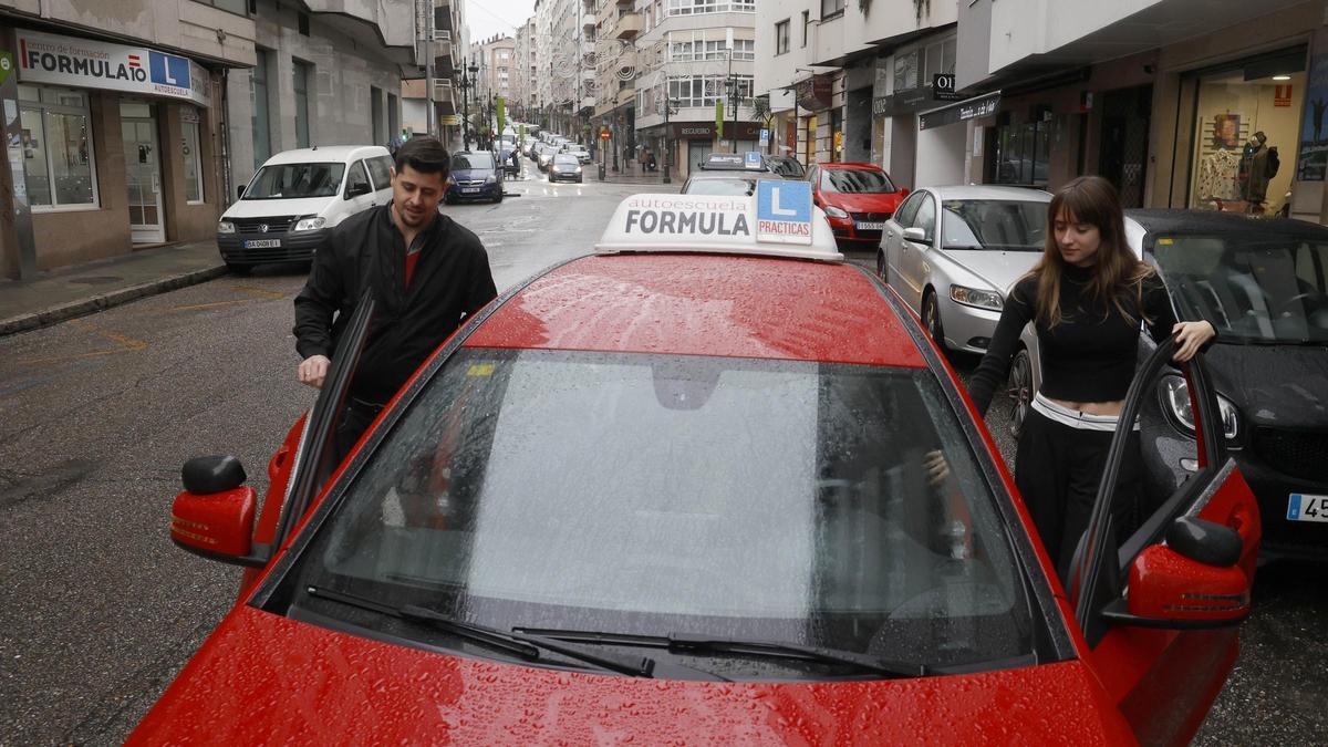 Una alumna se dispone a realizar una práctica de conducir en Vigo.