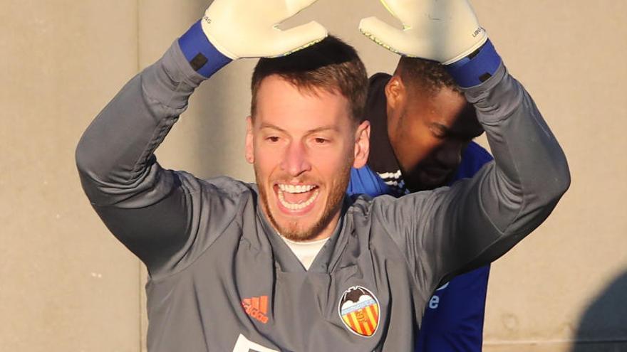 Neto quiere  jugar hoy ante el Espanyol pese a tener el dedo roto