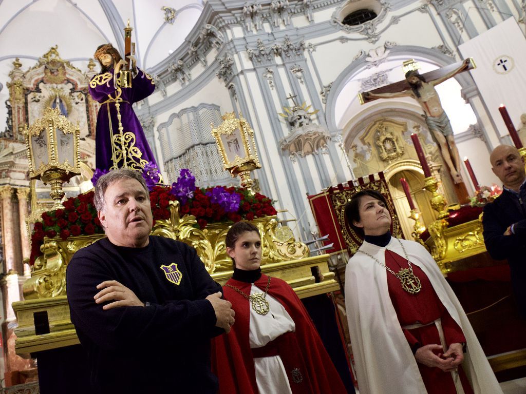 La Cofradía de la Salud vive su fe en el interior de San Juan de Dios de Murcia.