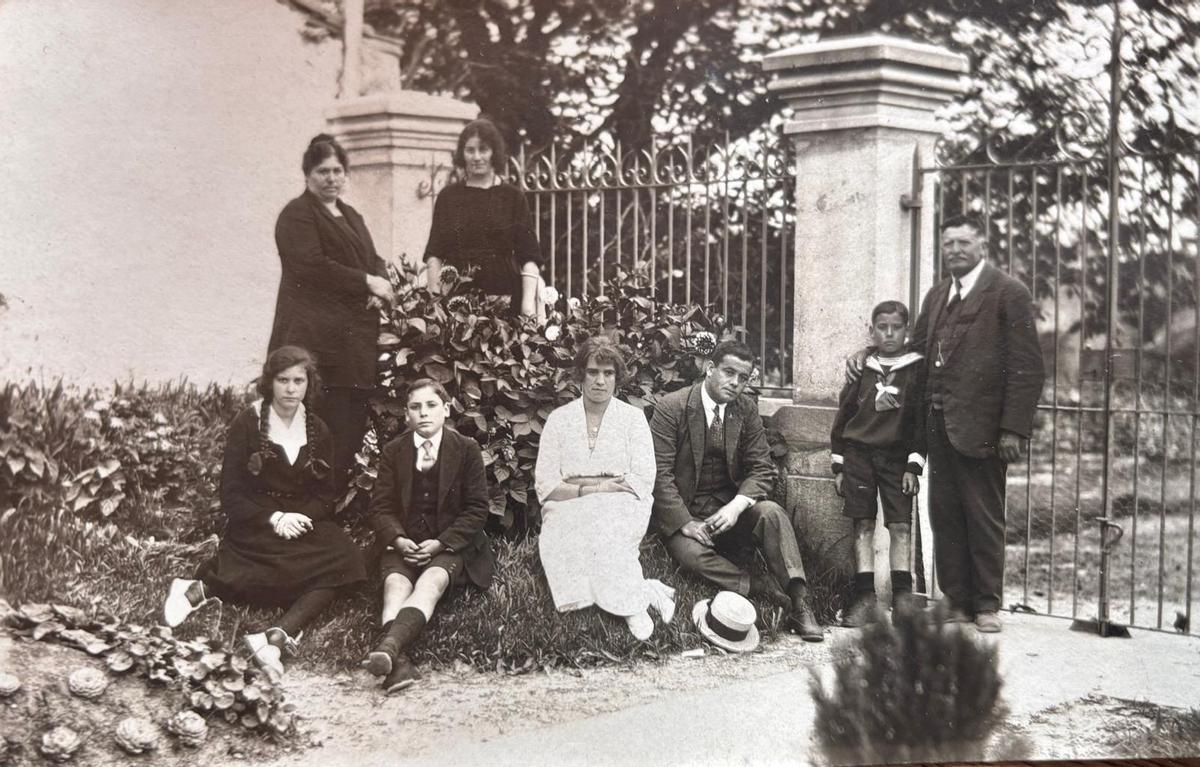 Francisco Pérez y Concepcion Noriega junto a sus hijos.