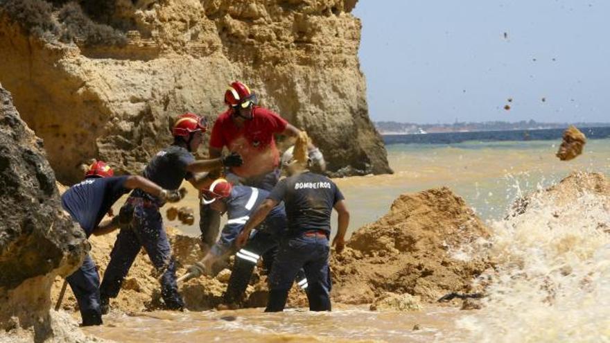 Mueren cinco personas al derrumbarse una roca en una playa de Algarve
