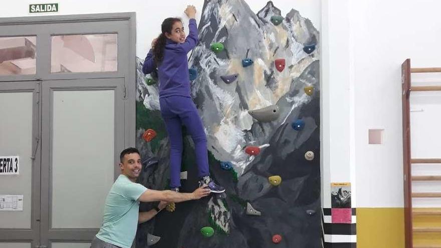 El colegio Padre Galo de Luarca estrena rocódromo