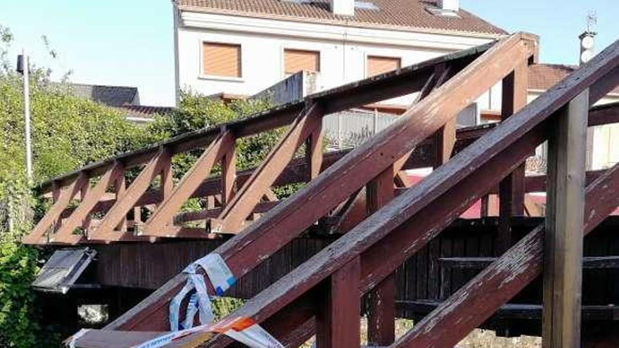 Puente de madera cortado sobre el río. // FdV