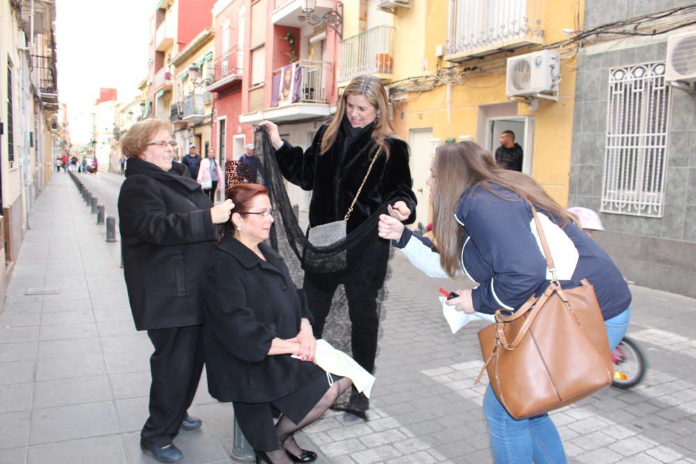 Atención a esta secuencia: cómo calar una peineta y poner una mantilla sentada en un bolardo, antes de la procesión. Eso sí, con una atención absoluta para que quede perfectamente puesta.