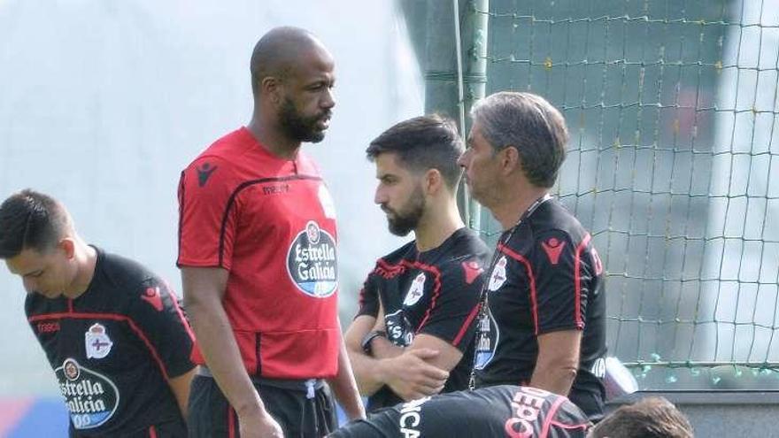 Sidnei habla con Natxo González durante un entrenamiento.