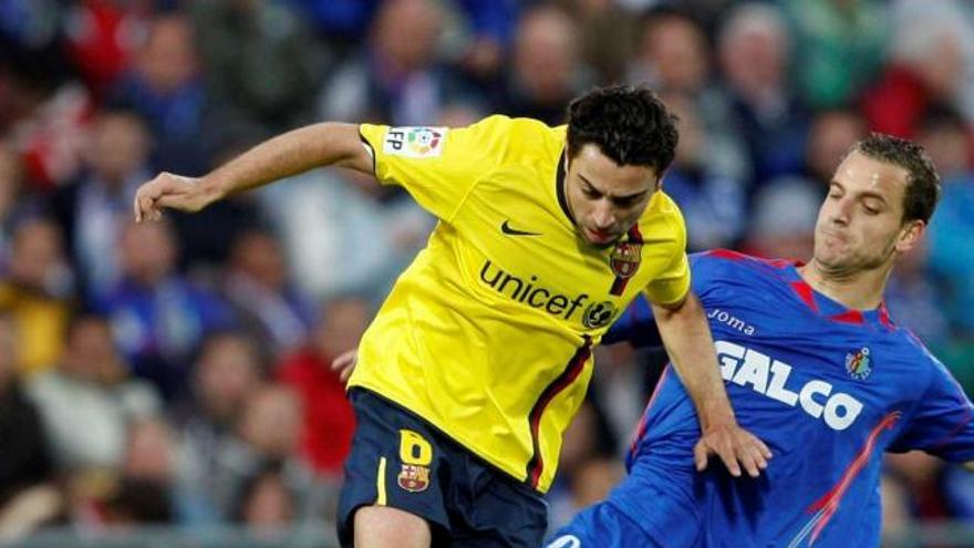 Xavi conduce el balón ante Soldado en el partido del sábado en Getafe.