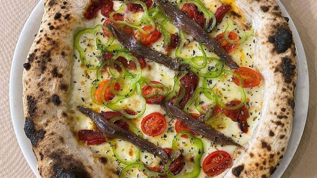 La pizza de pimiento y anchoas de La Balmesina.