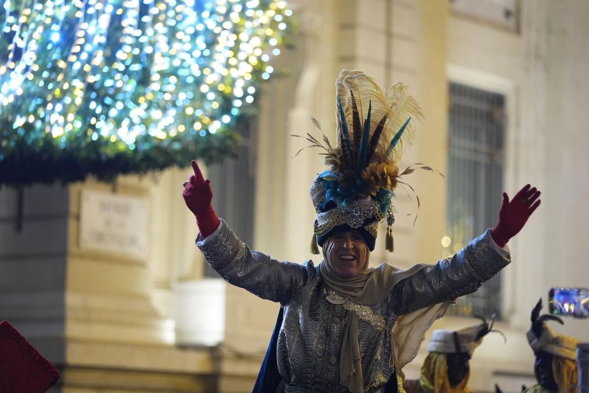 El Heraldo Real recoge las Llaves de la Ciudad de Sevilla para la llegada de SSMM Los Reyes Magos, a 4 de enero de 2026 en Sevilla (Andalucía, España). El Heraldo Real de SSMM Los Reyes Magos de Oriente ha recogido, como es tradición, la llave de la Ciudad de Sevilla para que estos entren el próximo 5 de enero, por la noche, en la casa de los niños y niñas de Sevilla. 04 ENERO 2026 Joaquin Corchero / Europa Press 04/01/2026. Juanma Moreno;José Luis Sanz;;Joaquin Corchero;