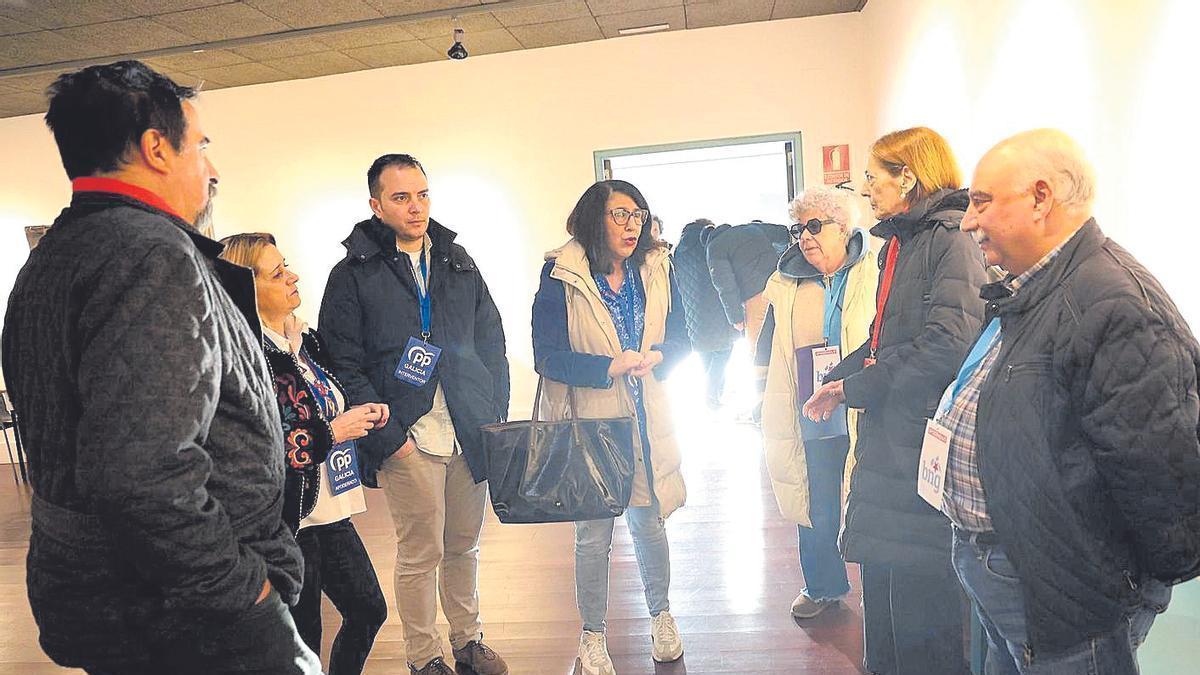 Interventores y apoderados en un colegio electoral el pasado domingo.