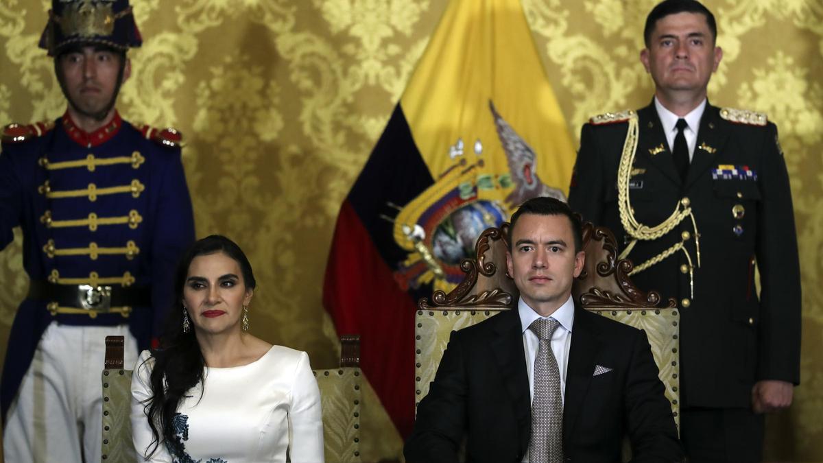 Daniel Noboa y Verónica Abad en un acto protocolario en el Palacio de Carondeletale en Quito (Ecuador).