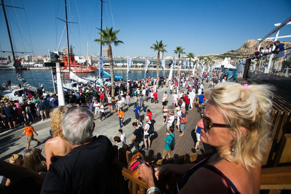 Miles de personas se dan cita en el Village del Puerto de Alicante para disfrutar del estreno de la competición