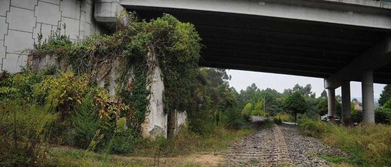 Zona de la futura vía verde a su paso por Rubiáns, en Vilagarcía. // Iñaki Abella