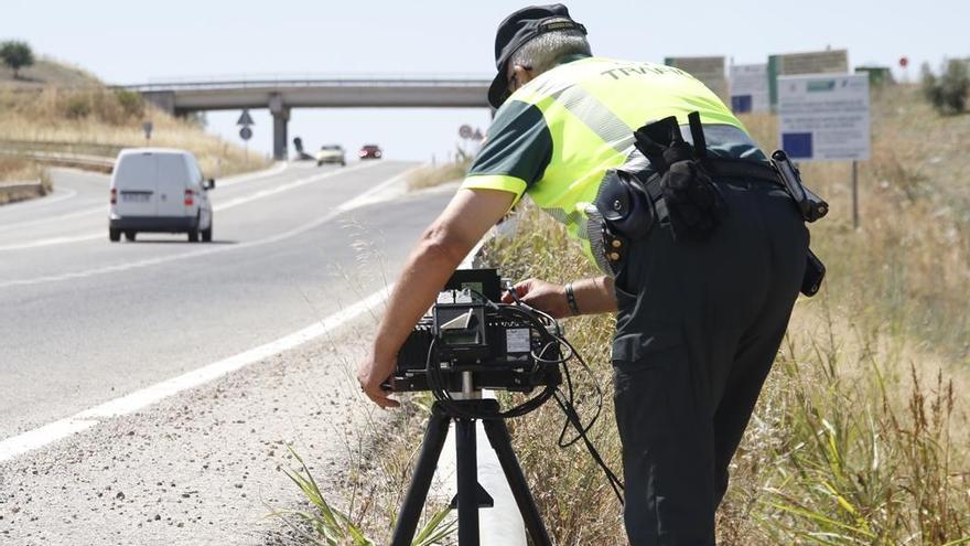 Un agente de la Guardia Civil de Tráfico monta un radar para un control de velocidad en Córdoba, en una imagen de archivo.