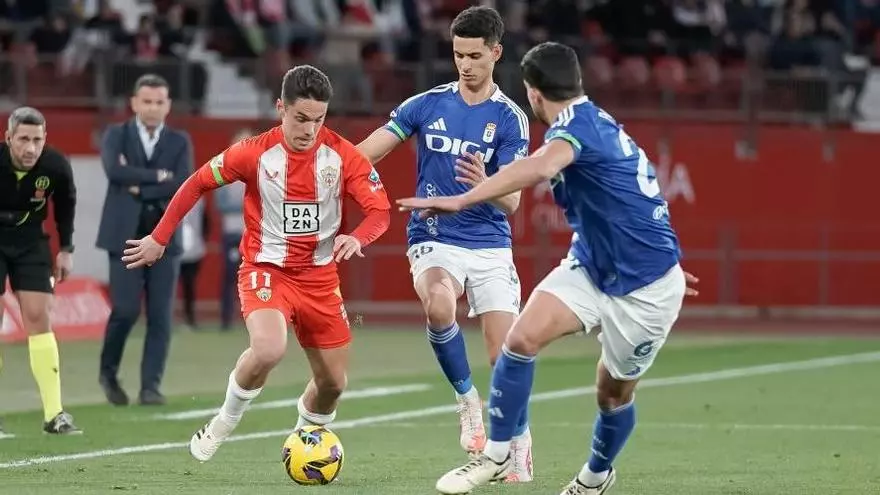 Empieza el reto entre Almer赤a y Oviedo