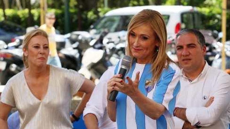 Cristina Cifuentes llevando la estrategia de una campaña pegada a la calle al extremo. Pocas cosas le duelen más al malagueño medio que su equipo de fútbol.