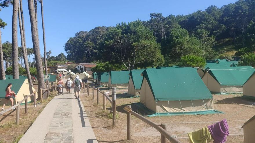 El campin de las islas Cíes, ayer por la tarde, con movimiento de visitantes.