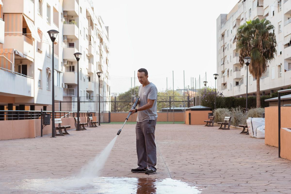 El trabajo de Más Social no se limita al interior de las comunidades: pavimentos, parking y mobiliarios exteriores también están incluidos en su servicio integral