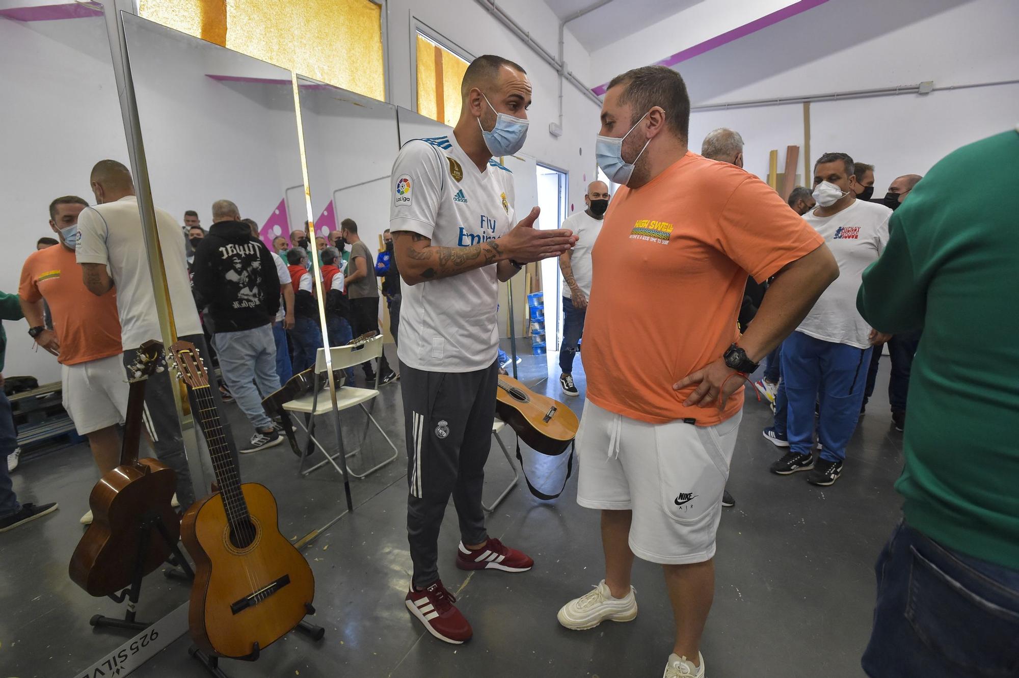 Murgueros de Tenerife ensayan con la murga Los Payasos Alborotados.