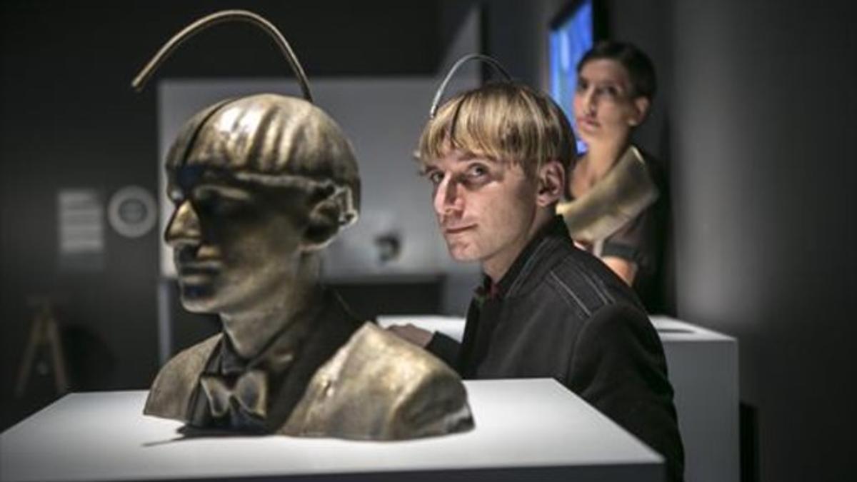 Neil Harbisson, junto a la escultura de su 'Cabeza sonocromática'.
