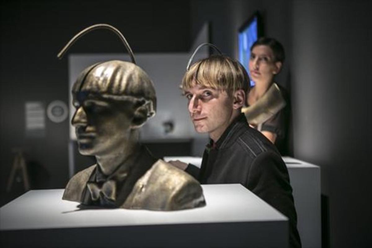 Neil Harbisson,al costat de l’escultura del seu ’Cap sonocromàtic’.