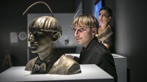 Neil Harbisson,al costat de l’escultura del seu ’Cap sonocromàtic’.
