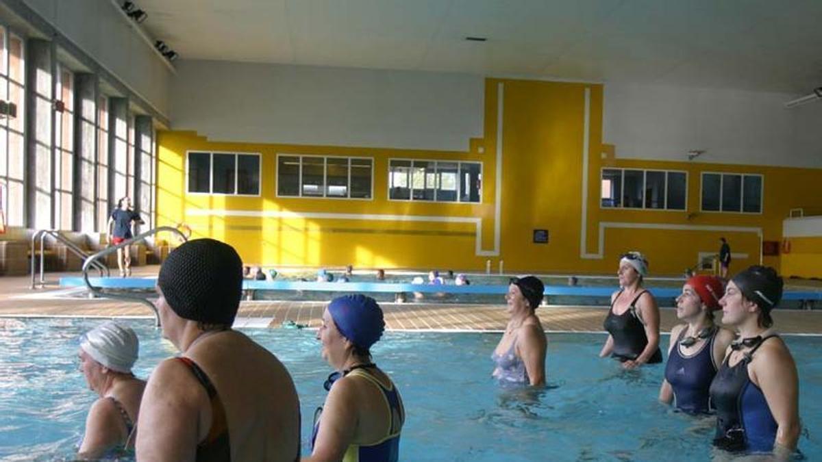 Participantes en un curso de gimnasia acuática del Patronato Deportivo Municipal.