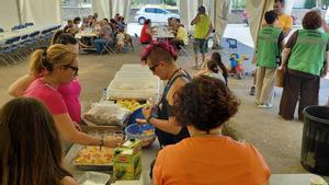 Los vecinos alojados en el pabellón de Ayerbe, este martes.