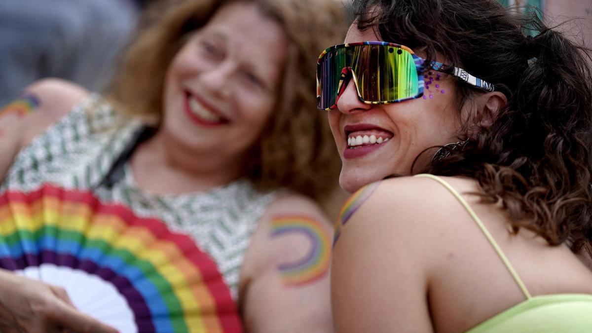 Colores de la bandera LGTBI en el inicio del Orgullo, en el barrio de Chueca (Madrid).