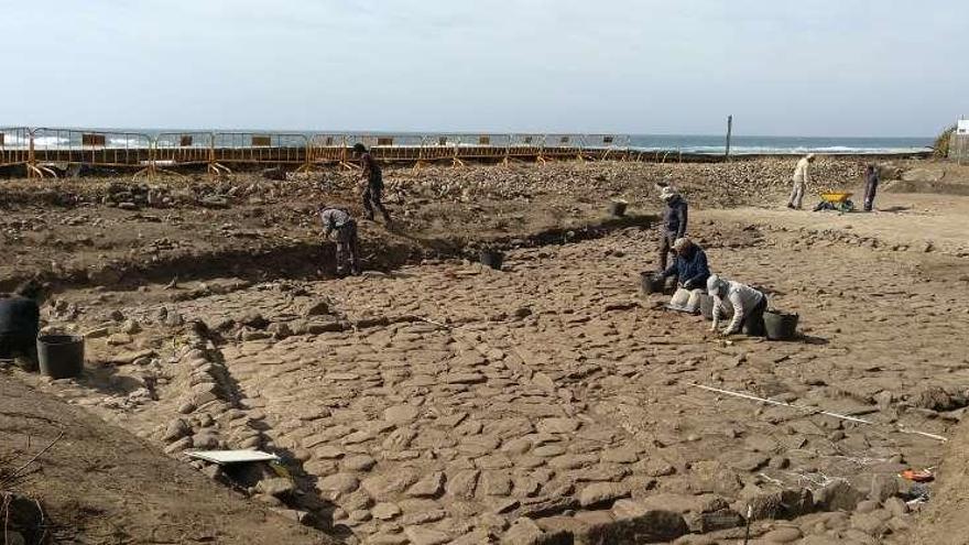 Trabajos de excavación de las salinas de A Guarda dentro del proyecto &quot;A Guarda, Mar de Sal&quot;. // D.B.M.