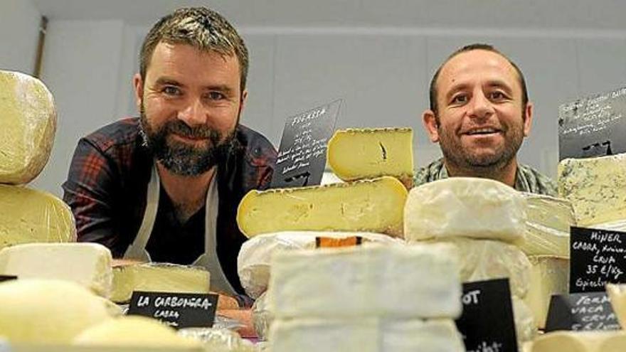A dalt, Pere Pujol i Marc Martínez amb una mostra de formatges. A baix, una visió general de la botiga concebuda com un taller obert