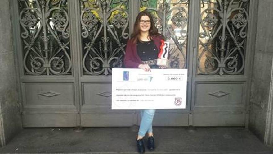 Catarina, con uno de los premios que consiguió durante su etapa de estudiante