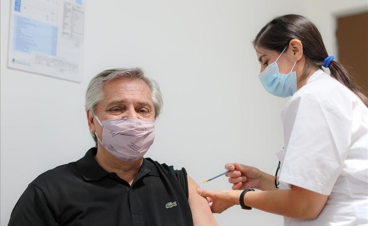 El presidente argentino, Alberto Fernández, positivo por covid pese a haberse vacunado (momento que recoge la foto).