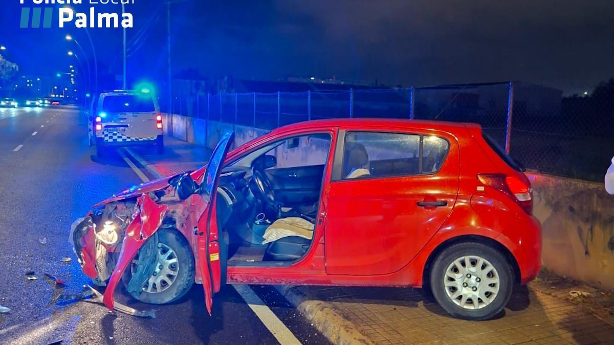 Estado en el que quedó el coche de la conductora ebria tras el choque frontal