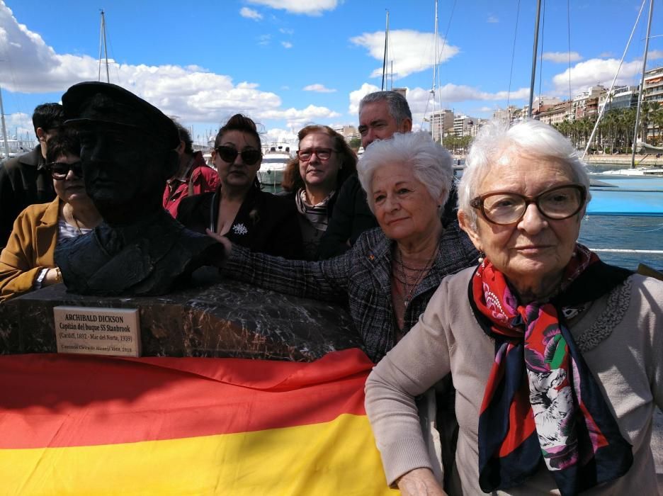 Homenaje al capitán del buque Stanbrook que permitió en 1939 salir de Alicante a miles de republicanos.