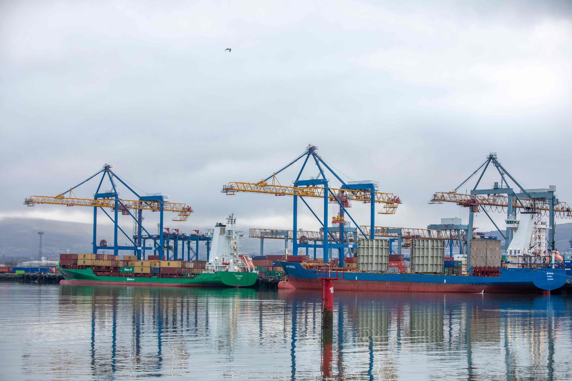 Buques portacontenedores en el puerto de Belfast, la principal puerta marítima de Irlanda del Norte.