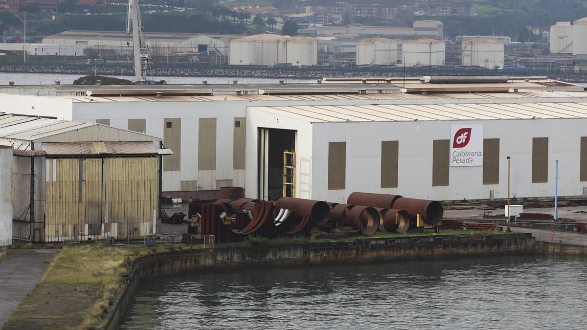 Terrenos del antiguo astillero Naval Gijón, con el Tallerón al fondo.