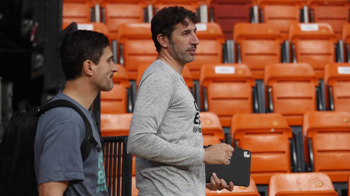 Álex Mumbrú, en el comienzo del entrenamiento del equipo en La Fonteta