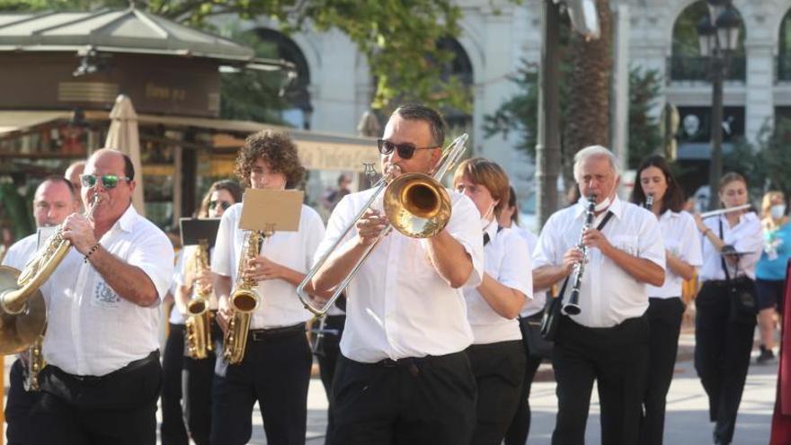 Músicos durante las fallas de València de septiembre. | J.M. LÓPEZ