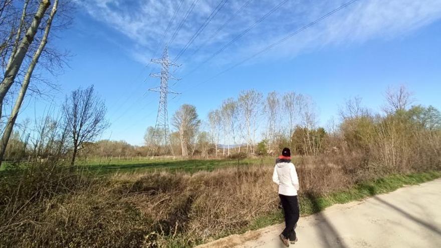 Una persona pasea junta a la zona donde se registró el atentado. | Ical