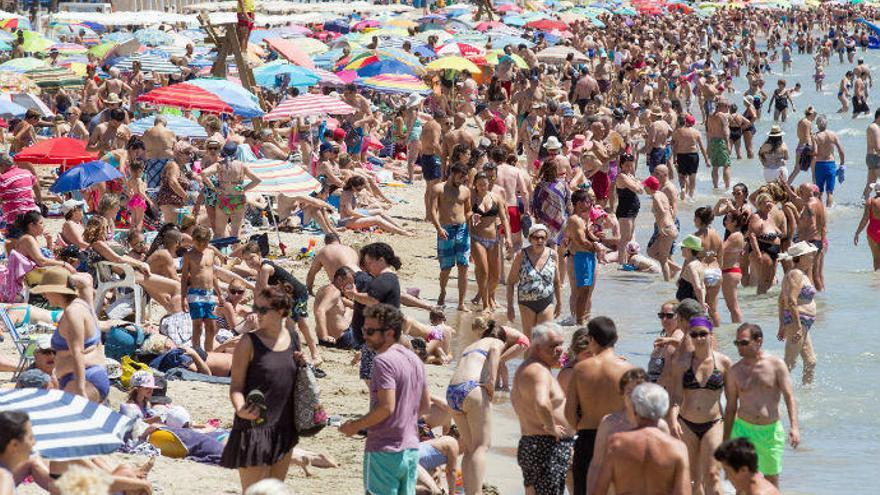 La playa de El Postiguet, en Alicante, este fin de semana