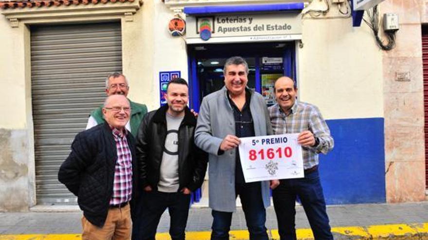 El último quinto premio, el 81610, vendido en Crevillent, Santa Pola y Guardamar del Segura, reparte 5.406.000 euros