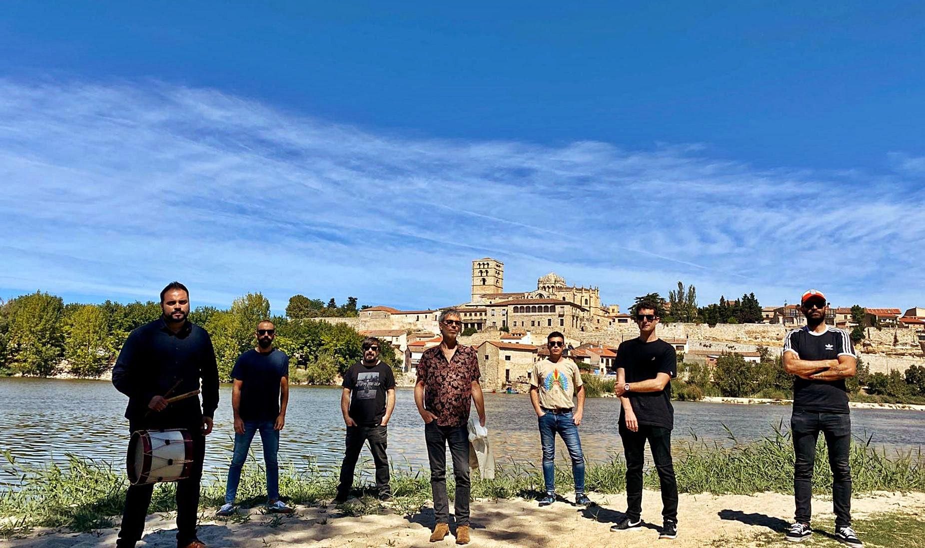 Luis Antonio Pedraza (izquierda), con los miembros de El Lado Oscuro de la Broca y Ariel Rot (centro), con la Catedral de Zamora al fondo. | Cedida