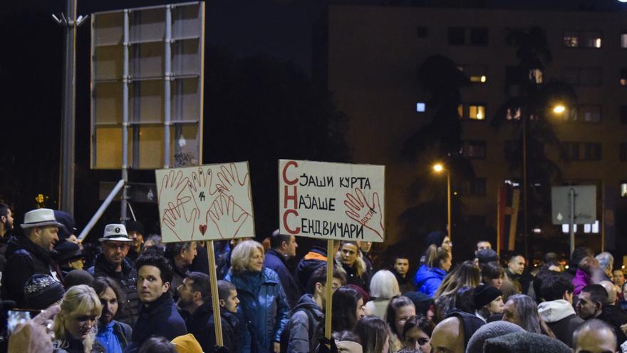 Nuevas protestas contra la corrupción en Serbia por el derrumbe en una estación de tren que mató a 14 personas
